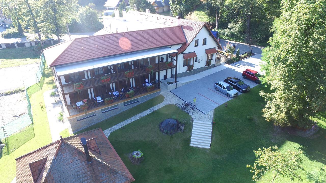 Hotel A Restaurace U Vychopnu Vsetín Eksteriør billede