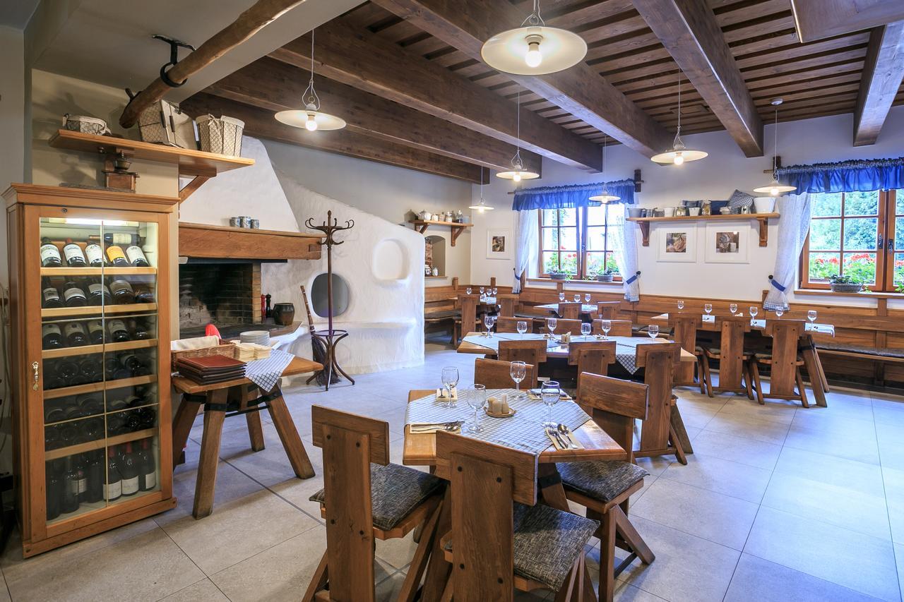 Hotel A Restaurace U Vychopnu Vsetín Eksteriør billede