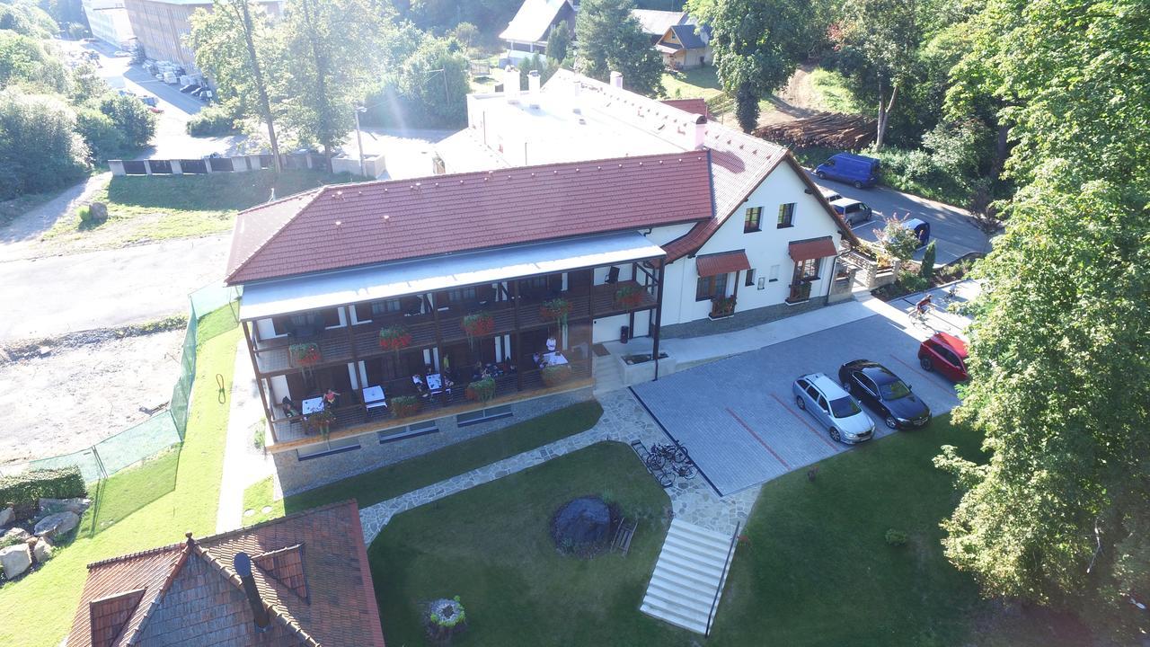 Hotel A Restaurace U Vychopnu Vsetín Eksteriør billede